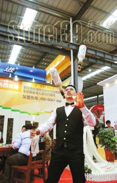 花式調(diào)酒表演驚艷現(xiàn)場。