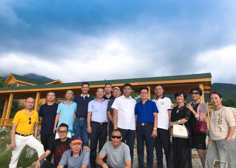 南安石材協(xié)會一行人參觀福建富強石材礦區(qū)