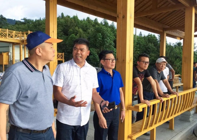 南安石材協(xié)會一行人參觀福建富強石材礦區(qū)