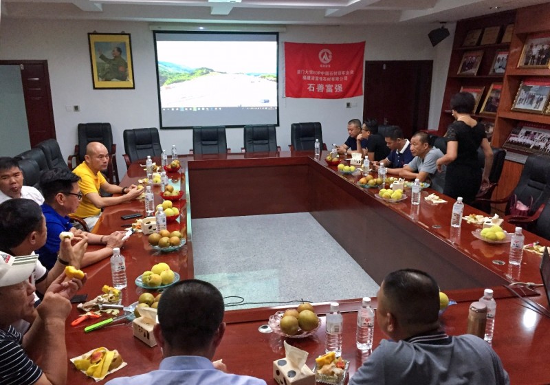南安石材協(xié)會一行人參觀福建富強石材礦區(qū)
