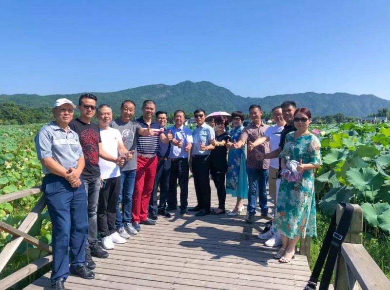 南安石材協(xié)會一行人參觀福建富強石材礦區(qū)