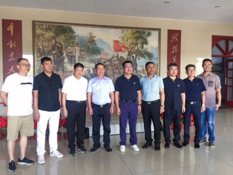 南安石材協(xié)會一行人參觀福建富強石材礦區(qū)