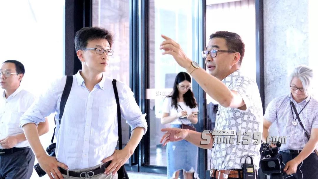 韓國(guó)KBS廣播電視臺(tái)一行蒞臨STA外貿(mào)多彩板倉(cāng)拍攝報(bào)道 韓國(guó)電臺(tái)財(cái)富外貿(mào)多彩板倉(cāng)現(xiàn)場(chǎng)