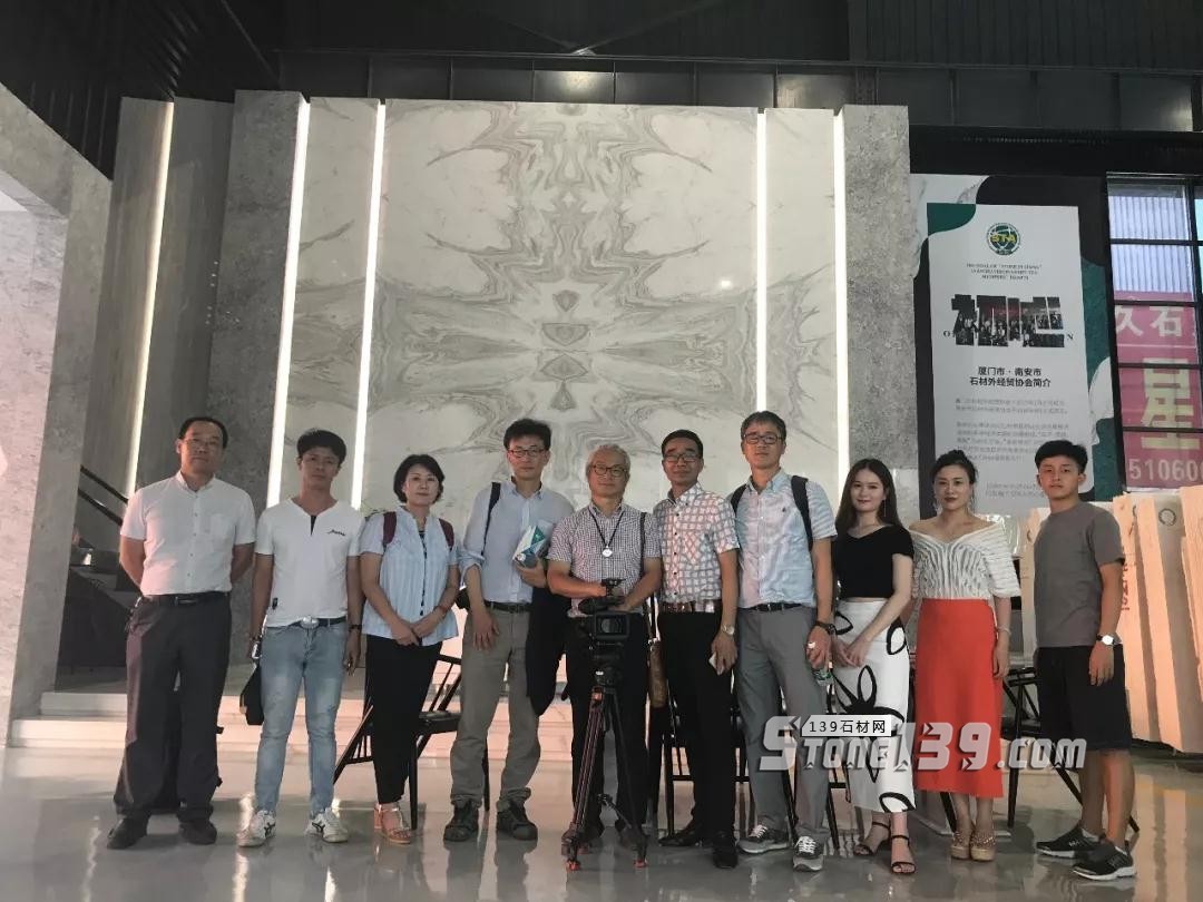 韓國(guó)KBS廣播電視臺(tái)一行蒞臨STA外貿(mào)多彩板倉(cāng)拍攝報(bào)道 韓國(guó)電臺(tái)財(cái)富外貿(mào)多彩板倉(cāng)現(xiàn)場(chǎng)
