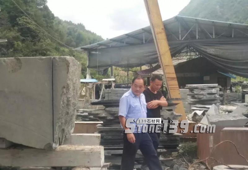 安徽岳西縣（國產(chǎn)黑金沙產(chǎn)地）對7個礦山、10家石材加工廠進(jìn)行聯(lián)合調(diào)查處理