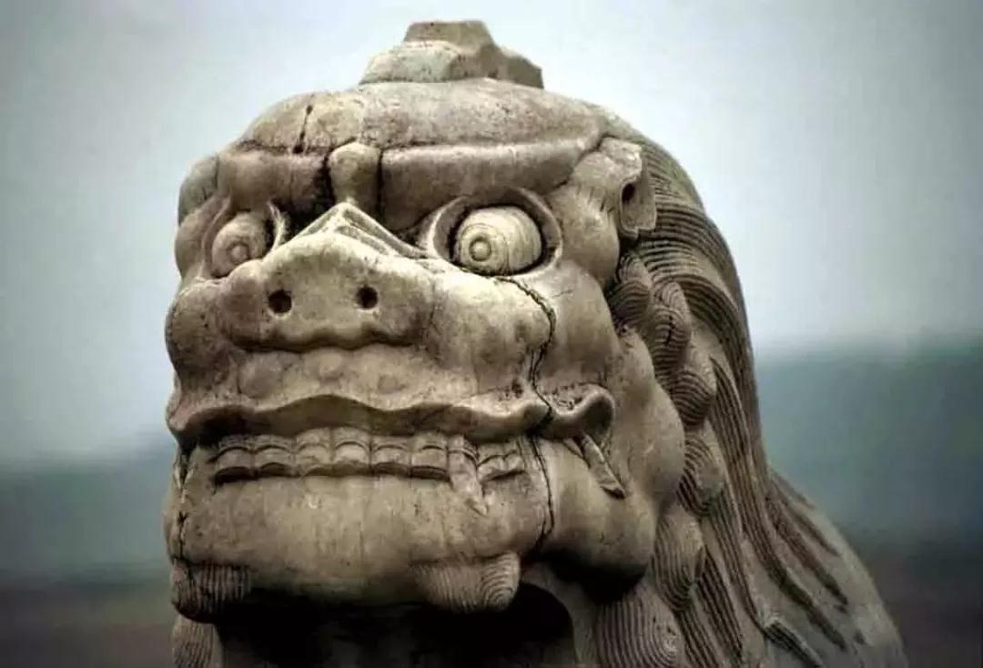 古老的石雕裝飾-皇家雕塑，歷史見證石頭上的滄桑和溫度