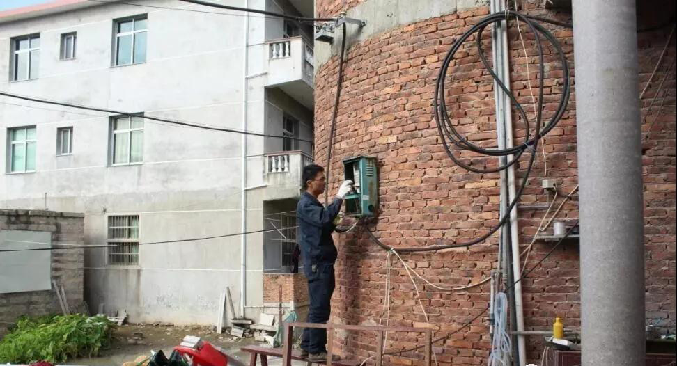 南安市洪梅鎮(zhèn)26家石材加工廠進行依法關停、拆除生產設備