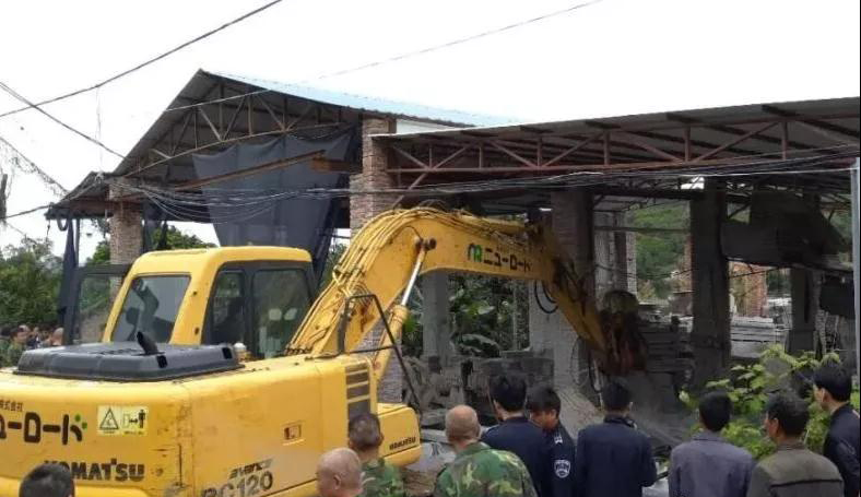 南安市洪梅鎮(zhèn)26家石材加工廠進行依法關停、拆除生產設備