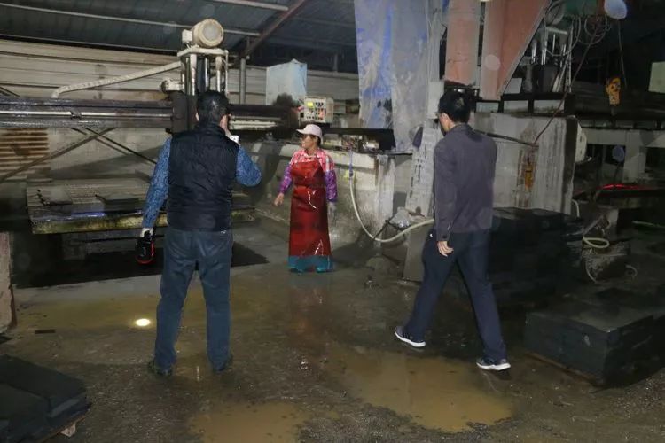 海南?？谑忻捞m區(qū)午夜突擊執(zhí)法檢查20家石材加工企業(yè)