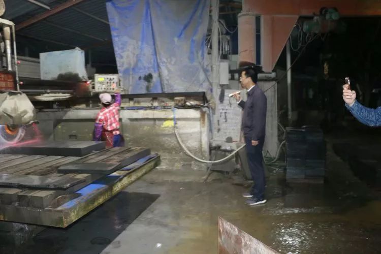 海南?？谑忻捞m區(qū)午夜突擊執(zhí)法檢查20家石材加工企業(yè)