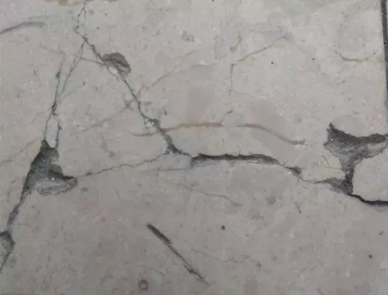 新鋪的這樣大理石為何出現(xiàn)裂紋，該怎么解決呢？