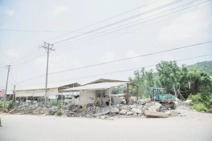 南安市石井鎮(zhèn)“重拳出擊”：取締“三無”石材加工廠，拆除面積總計1670平方米