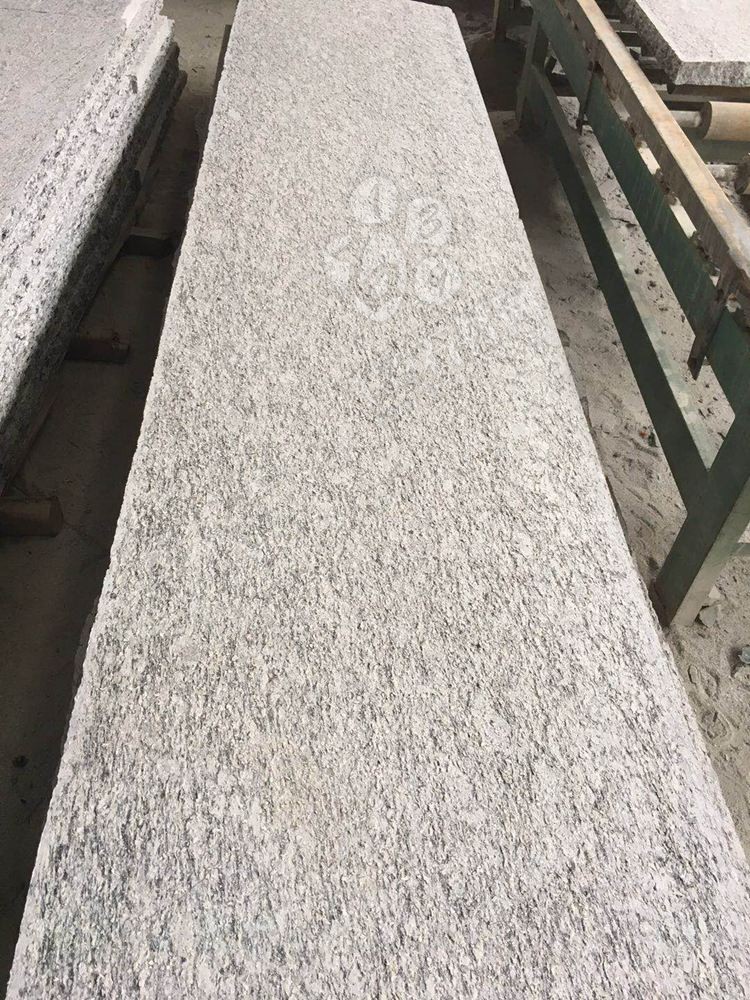 廣東永強(qiáng)石材主營湛江黑,廉江白麻,海浪花(雙稱浪花白),廉江芝麻白、廉江中花、芝麻灰、芝麻黑、海浪花、臺山紅、桂林紅