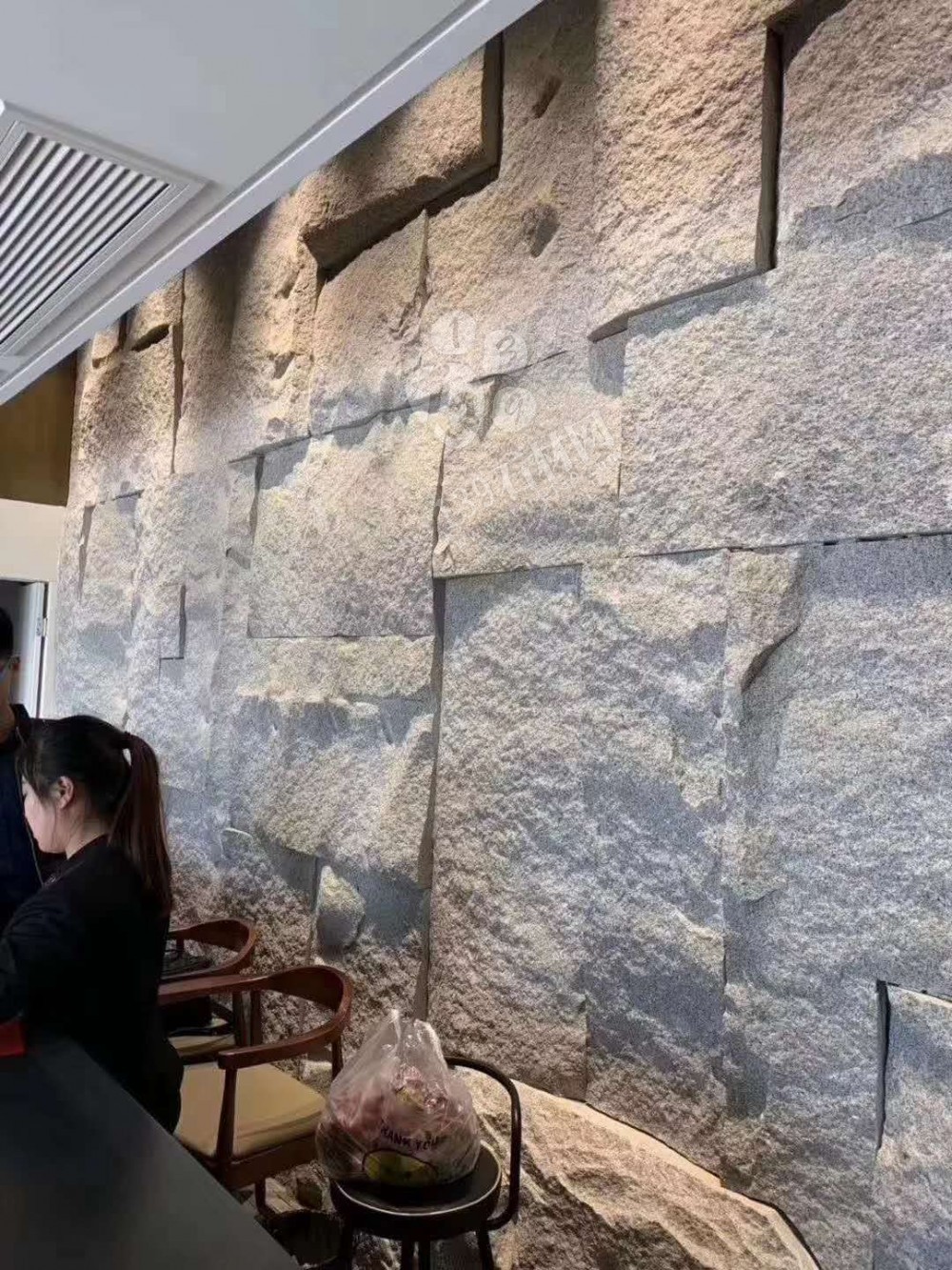 芝麻黑等黑色石材自然面復(fù)古背景墻裝飾 中國(guó)風(fēng)的韻味 世界流行