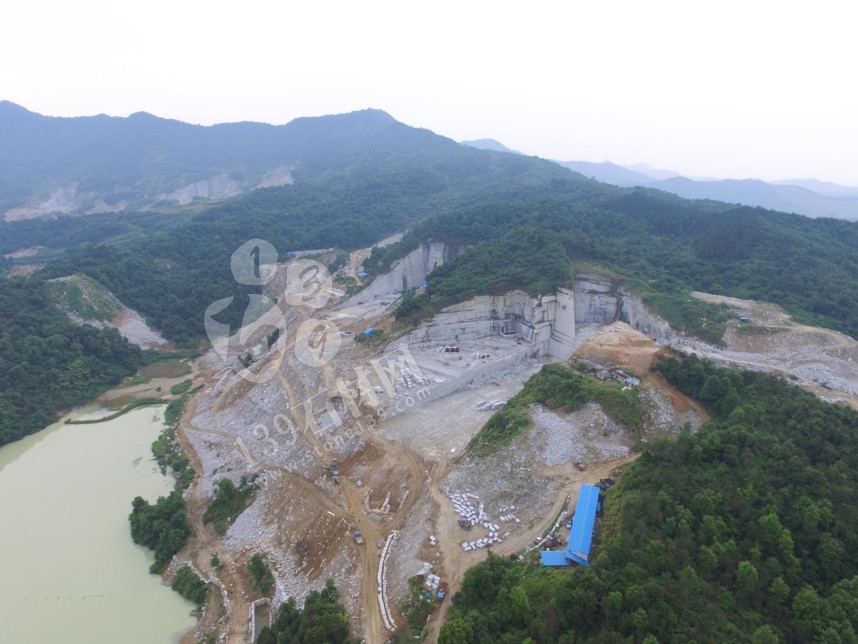 江西都昌縣依法關(guān)閉36家違法石材加工小作坊和8家違法開采礦山企業(yè)，刑拘5人！
