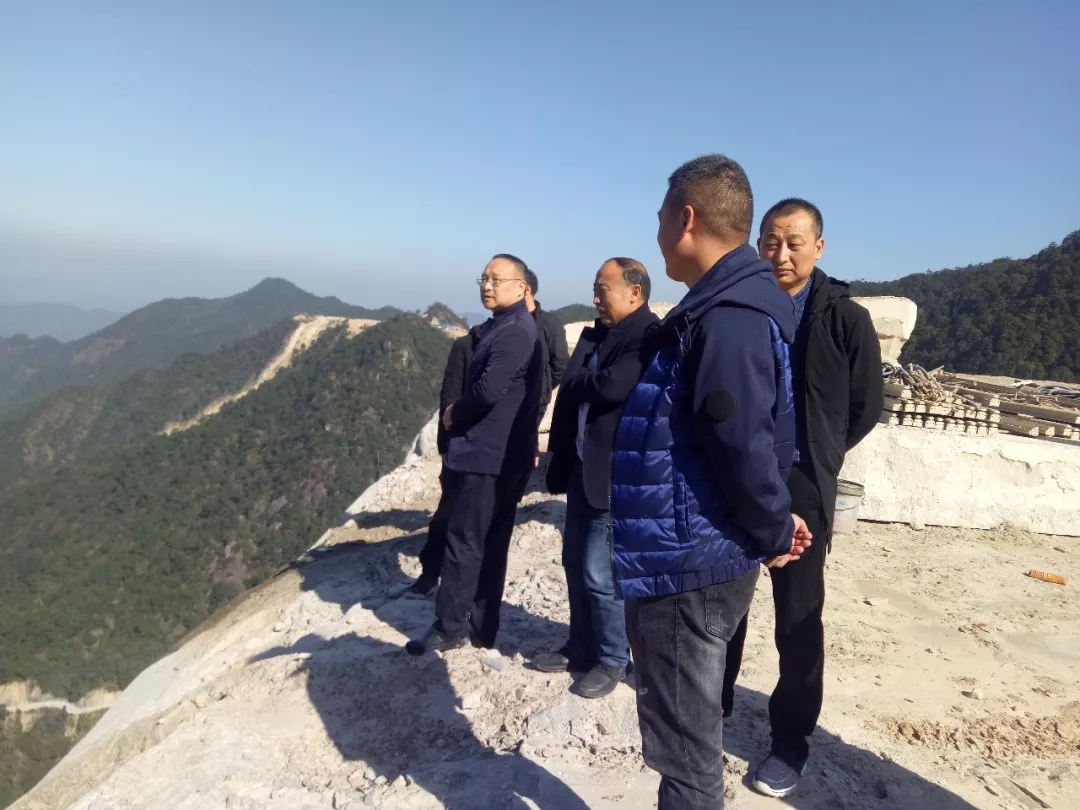 德興市委常委、市紀(jì)委書記、市監(jiān)委主任李元濤到龍頭山鄉(xiāng)現(xiàn)場(chǎng)督導(dǎo)石材整治工作
