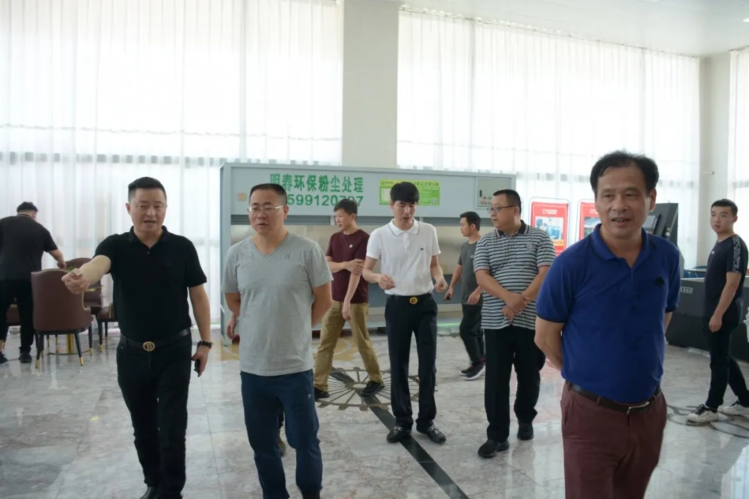 貴州六盤水高新區(qū)領(lǐng)導(dǎo)一行考察調(diào)研石材機械輔料展貿(mào)城項目