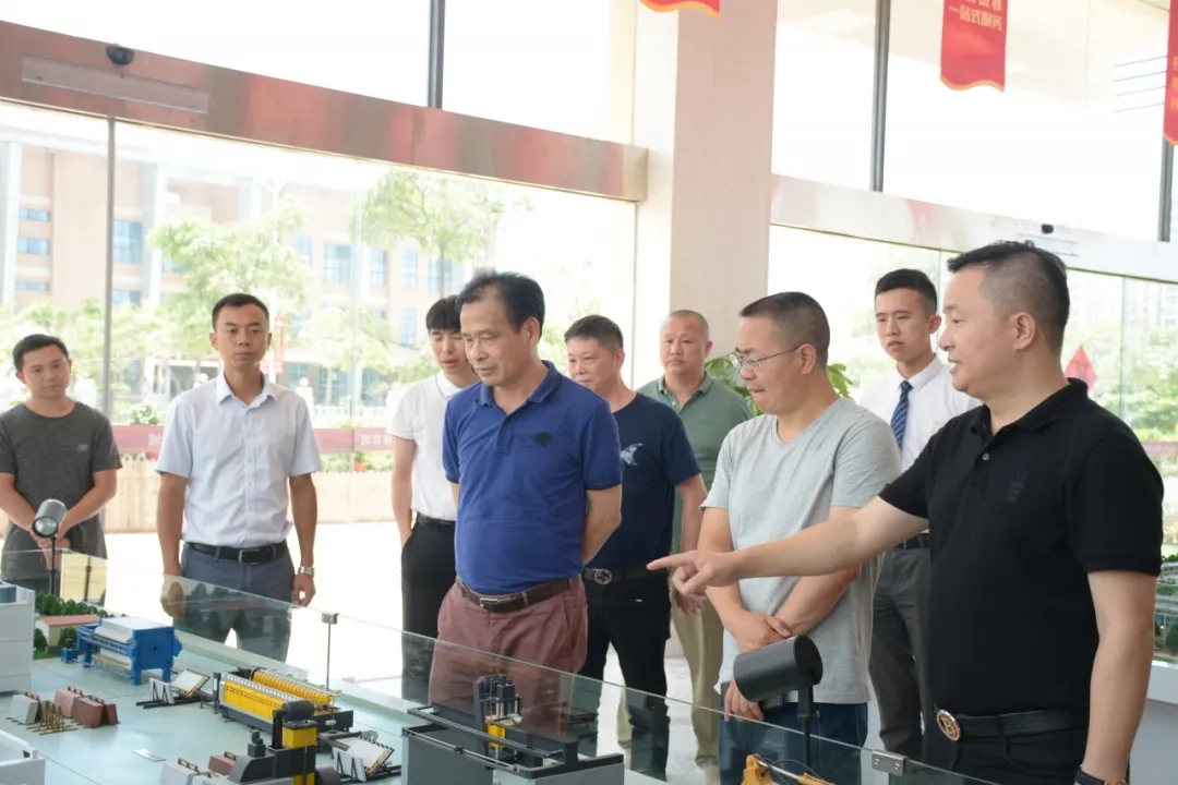 貴州六盤水高新區(qū)領(lǐng)導(dǎo)一行考察調(diào)研石材機械輔料展貿(mào)城項目