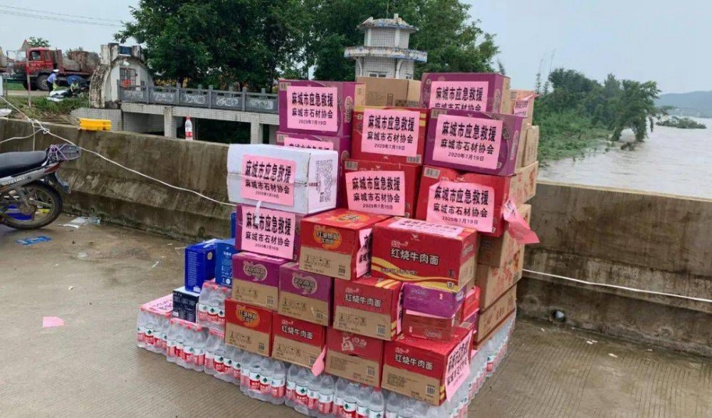 麻城發(fā)生重大塌方險情！麻城石材人無償運送5000方石材荒料進行拋石固腳！點贊！