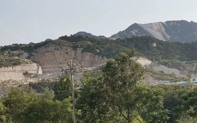 河南芝麻白芝麻灰泌陽紅河南泌陽石材礦山馬上啟動(dòng)