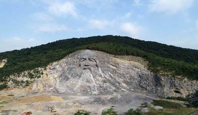 湖北“變廢為寶”，花2.5億改廢棄采石場，建成我國最大山體雕像，當?shù)厝耍汉苡幸饬x 