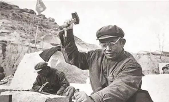 67年前，94噸的人民英雄紀念碑碑心石，是怎么從山東運到北京的，有多難？